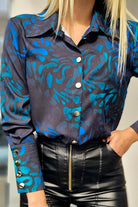 Camicia elegante nera Moda-Mania con fantasia astratta turchese e blu, bottoni dorati, morbida e raffinata.