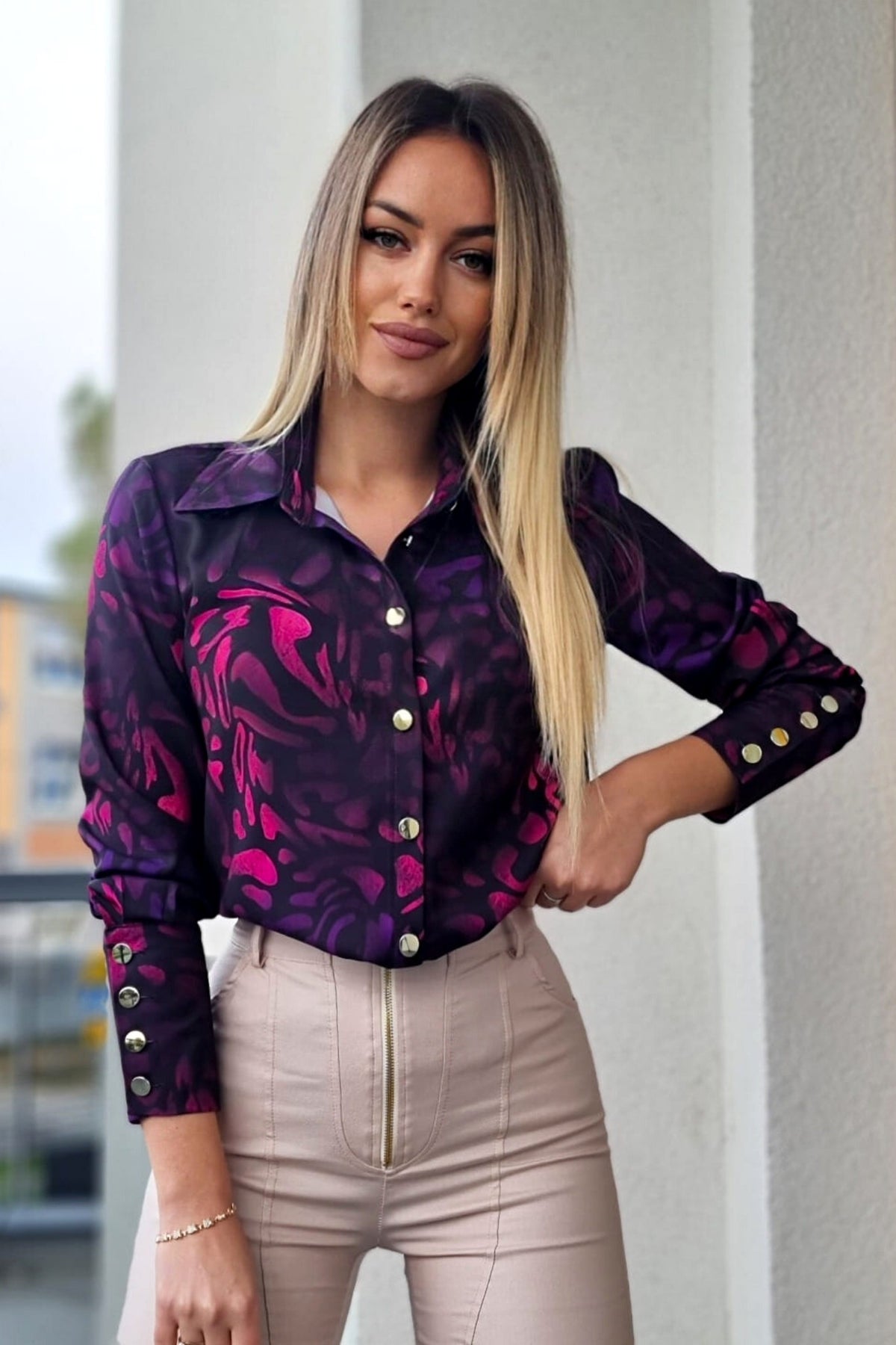Camicia elegante nera Moda-Mania con fantasia astratta viola e fucsia, bottoni dorati, tessuto morbido e dettagli raffinati