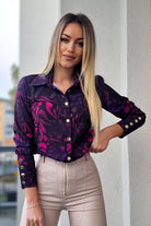 Camicia elegante nera Moda-Mania con fantasia astratta viola e fucsia, bottoni dorati, tessuto morbido e dettagli raffinati
