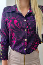 Camicia elegante nera Moda-Mania con fantasia astratta viola e fucsia, bottoni dorati, tessuto leggero e stile sofisticato