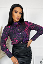 Camicia elegante nera Moda-Mania con fantasia astratta viola e fucsia, bottoni dorati, tessuto morbido e dettagli raffinati.