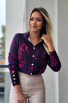 Camicia elegante nera Moda-Mania con fantasia astratta viola e fucsia, bottoni dorati e taglio classico.