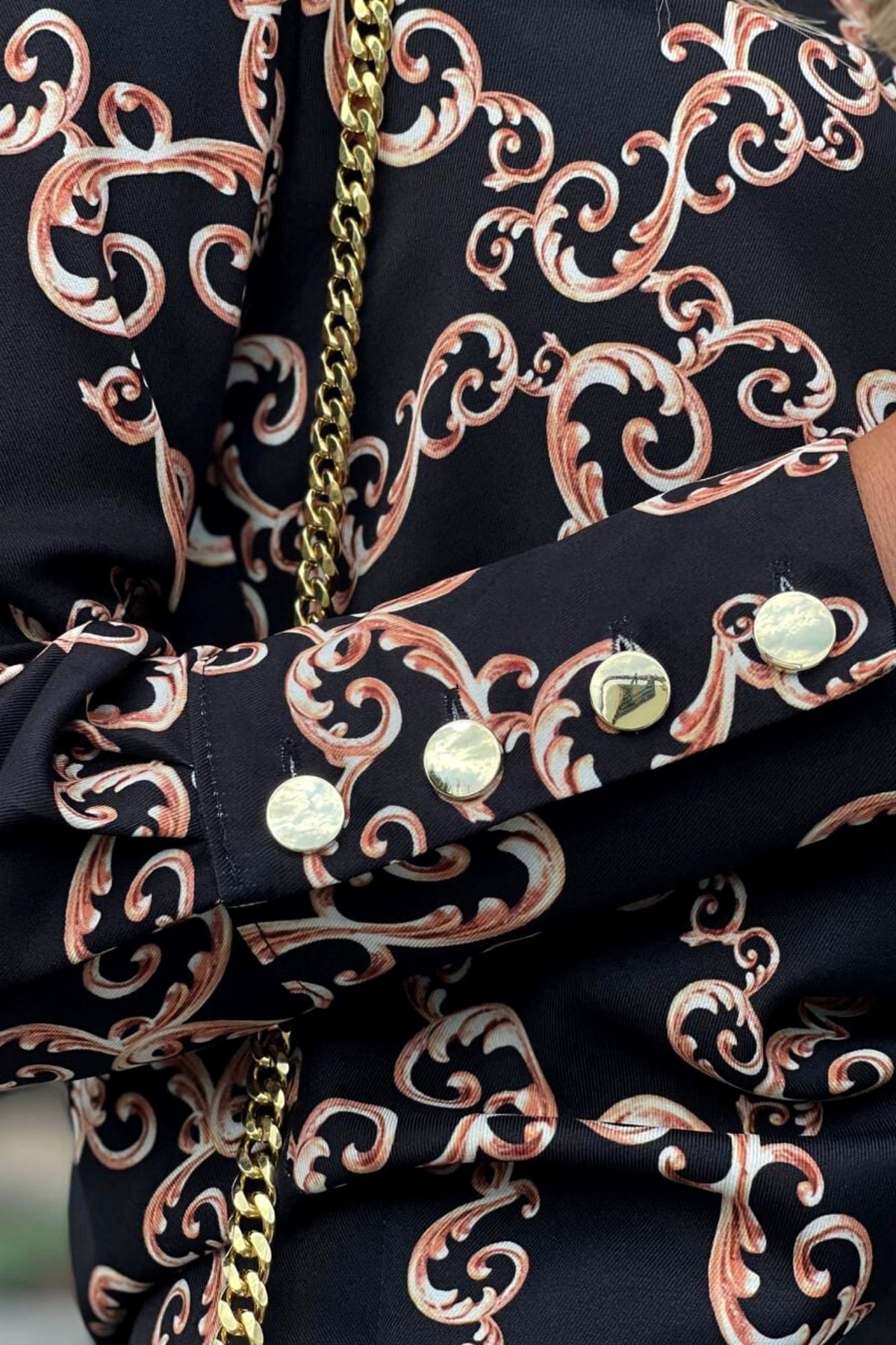 Camicia elegante nera con fantasia damascata beige dorato e bottoni dorati, marca Moda-Mania, dettaglio di stile e tessuto raffinato