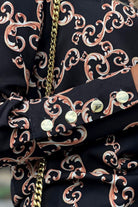 Camicia elegante nera con fantasia damascata beige dorato e bottoni dorati, marca Moda-Mania, dettaglio di stile e tessuto raffinato