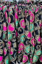 Camicia elegante nera Moda-Mania con fantasia damascata, cerchi fucsia e verde acqua, bottoni dorati, tessuto raffinato.