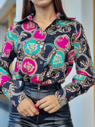 Camicia elegante nera Moda-Mania con fantasia damascata, cerchi fucsia e verde acqua, bottoni dorati, tessuto raffinato.