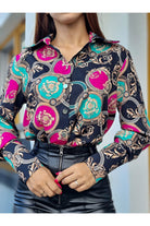 Camicia elegante nera Moda-Mania con fantasia damascata e cerchi fucsia e verde acqua, bottoni dorati, dettaglio moda femminile