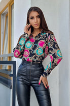 Camicia elegante nera Moda-Mania con fantasia damascata e cerchi fucsia e verde acqua, bottoni dorati, tessuto raffinato.