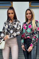Camicia elegante nera Moda-Mania con fantasia damascata, cerchi fucsia e verde acqua, bottoni dorati, tessuto raffinato.