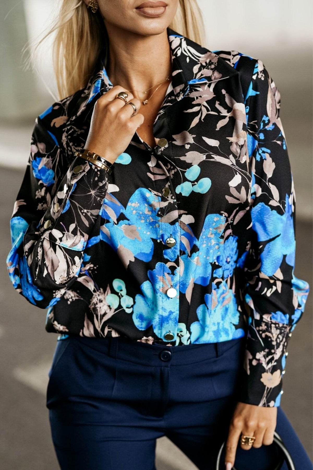 Camicia elegante nera con fantasia damascata e floreale beige, bottoni dorati, marca Moda-Mania, dettaglio tessuto e bottoni.