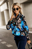 Camicia elegante nera Moda-Mania con fantasia damascata e floreale beige, bottoni dorati, tessuto raffinato e dettagli eleganti