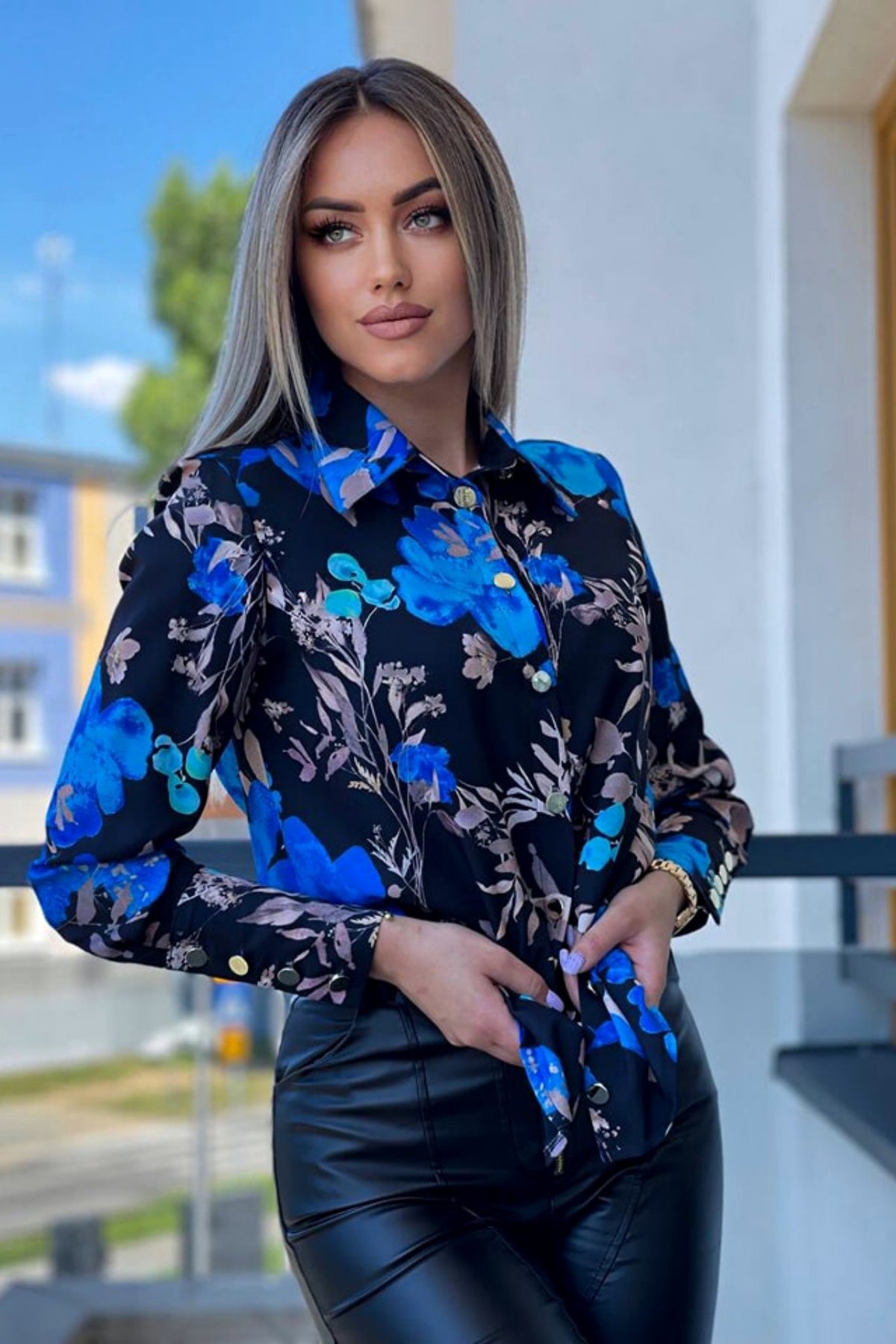 Camicia elegante nera con fantasia damascata e floreale beige, bottoni dorati, marca Moda-Mania, dettagli eleganti e raffinati