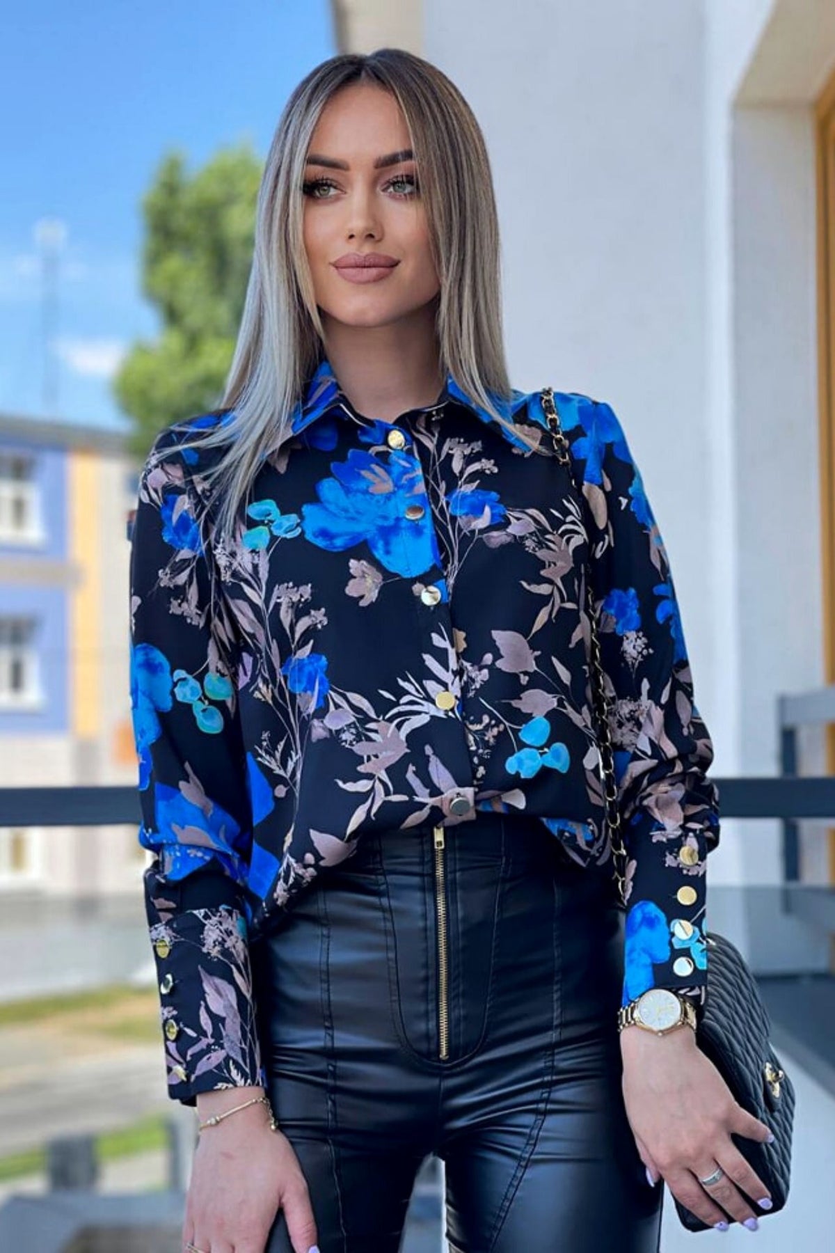 Camicia elegante nera con fantasia damascata e floreale beige, bottoni dorati, marca Moda-Mania, dettaglio di stile raffinato