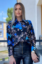 Camicia elegante nera con fantasia damascata e floreale beige, bottoni dorati, marca Moda-Mania, dettaglio di stile raffinato