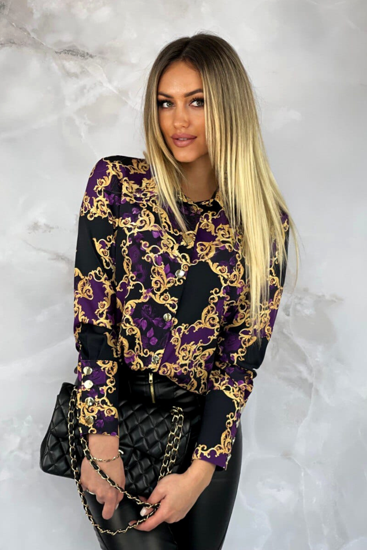 Camicia elegante nera Moda-Mania con fantasia damascata viola e bottoni dorati, tessuto raffinato e dettagli sofisticati.