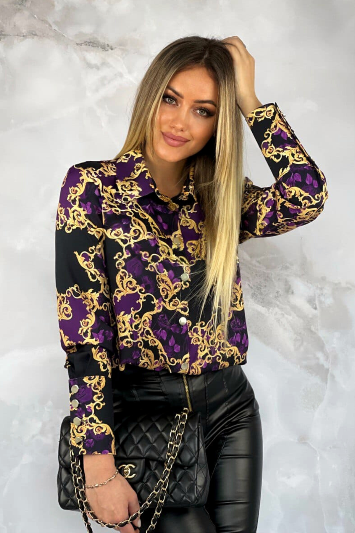 Camicia elegante nera con fantasia damascata viola, bottoni dorati, in tessuto di qualità, modello Moda-Mania.