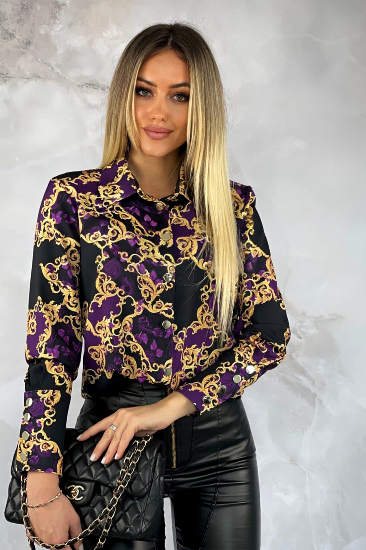 Camicia elegante nera a fantasia damascata viola di Moda-Mania con bottoni dorati, tessuto raffinato e dettagli sofisticati.