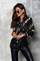 Camicia elegante nera con fantasia floreale gialla e nastro rimovibile sul collo, da donna, marca Moda-Mania.