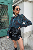 Camicia elegante Moda-Mania nera con fantasia maculata turchese, nastro rimovibile sul collo, tessuto leggero e raffinato.