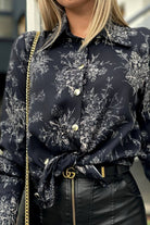 Camicia elegante nera Moda-Mania con fantasia di piccole foglie bianco avorio e bottoni dorati, tessuto leggero e raffinato