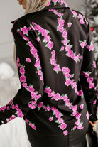 Camicia elegante nera Moda-Mania con fantasia di piccole rose fucsia e bottoni dorati, tessuto leggero e dettagli raffinati.