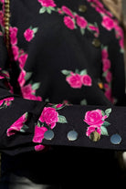 Camicia elegante nera Moda-Mania con fantasia di piccole rose fucsia e bottoni dorati, tessuto leggero e dettagli raffinati.