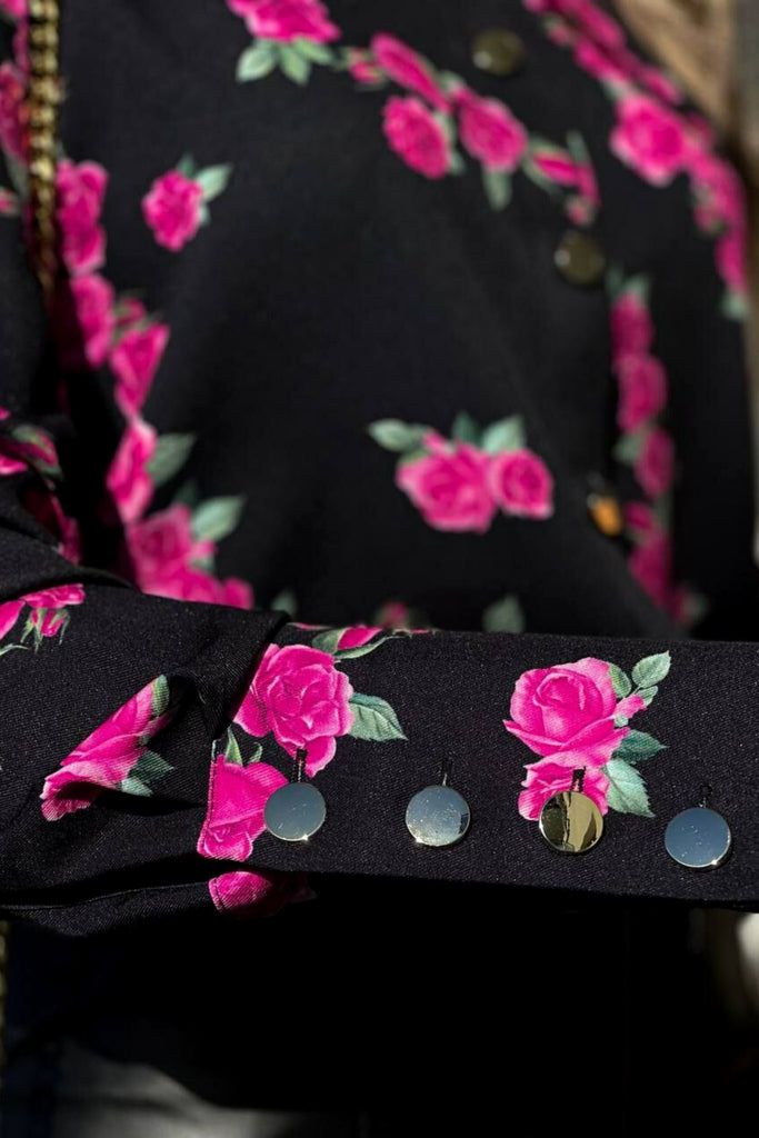 Camicia elegante nera a fantasia piccole rose fucsia con bottoni dorati