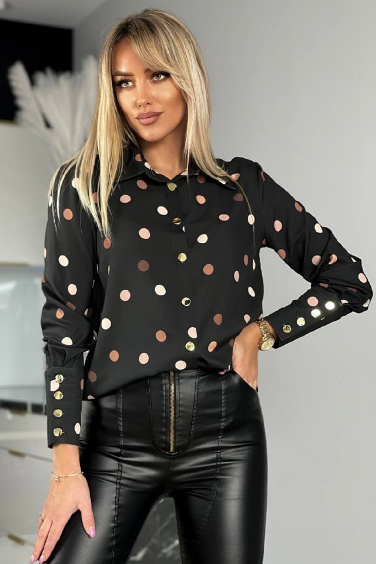 Camicia elegante nera Moda-Mania con fantasia pois beige e marrone e bottoni dorati, tessuto leggero e stile raffinato