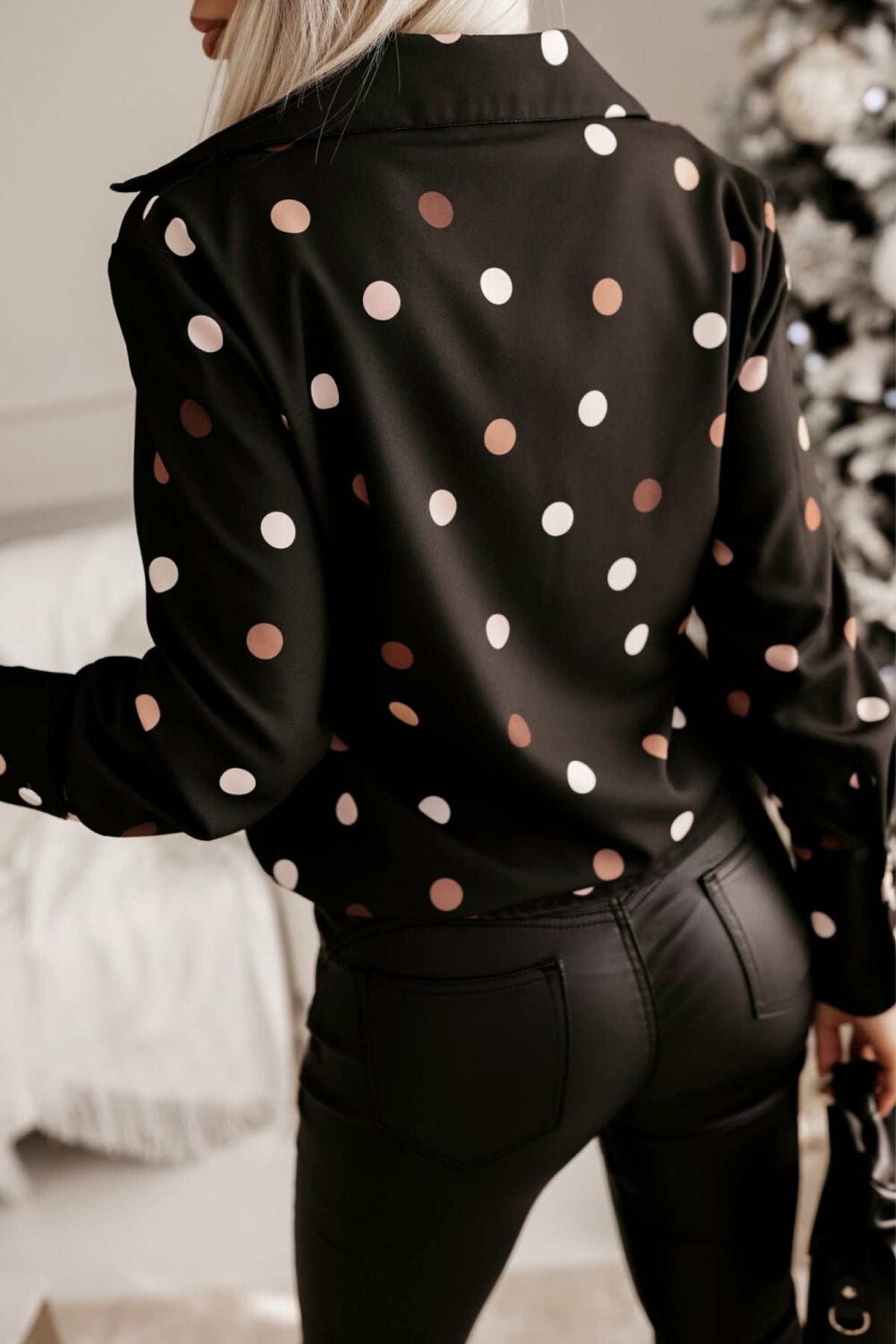 Camicia elegante nera Moda-Mania con fantasia pois beige e marrone e bottoni dorati, tessuto leggero e dettagli raffinati.