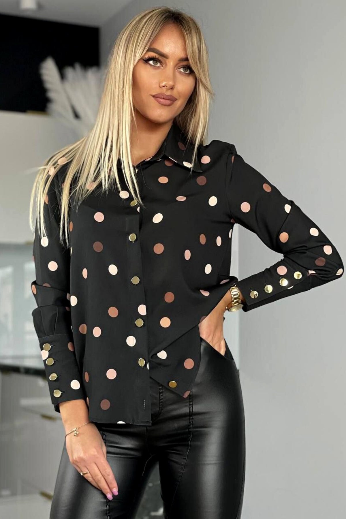 Camicia elegante nera Moda-Mania con fantasia pois beige e marrone, bottoni dorati, tessuto leggero e stile raffinato.