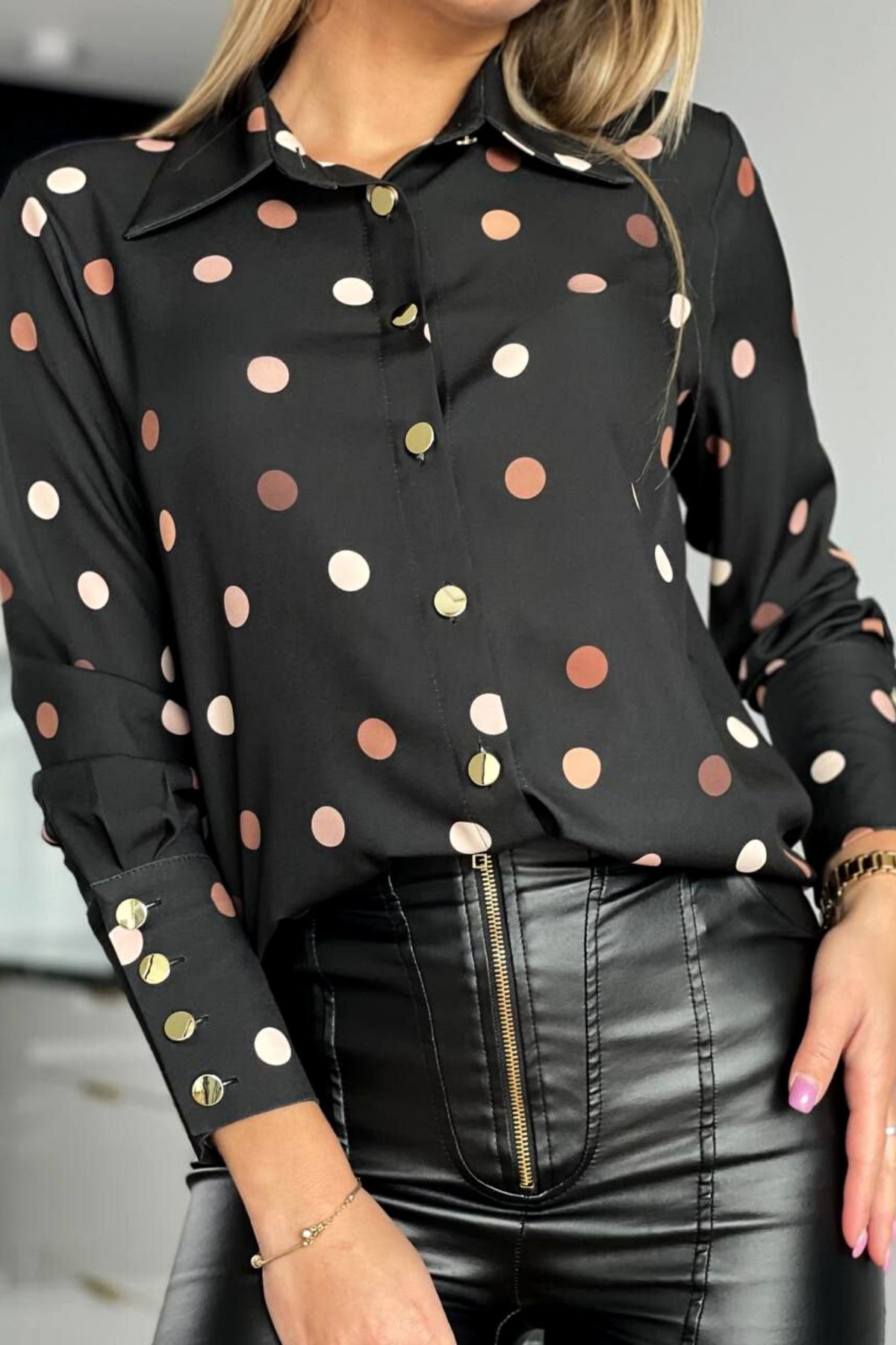 Camicia elegante nera Moda-Mania con fantasia pois beige e marrone e bottoni dorati, tessuto leggero e stile raffinato