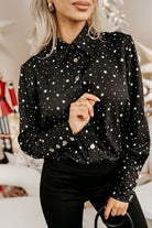 Camicia elegante nera Moda-Mania con fantasia pois e stelline bianche, bottoni dorati, tessuto leggero e stile raffinato