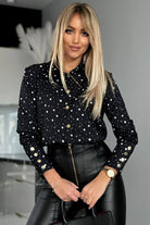 Camicia elegante nera Moda-Mania con fantasia pois e stelline bianche, bottoni dorati, tessuto leggero e stile raffinato