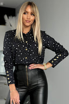 Camicia elegante nera Moda-Mania con fantasia pois e stelline bianche, bottoni dorati, tessuto leggero e stile raffinato