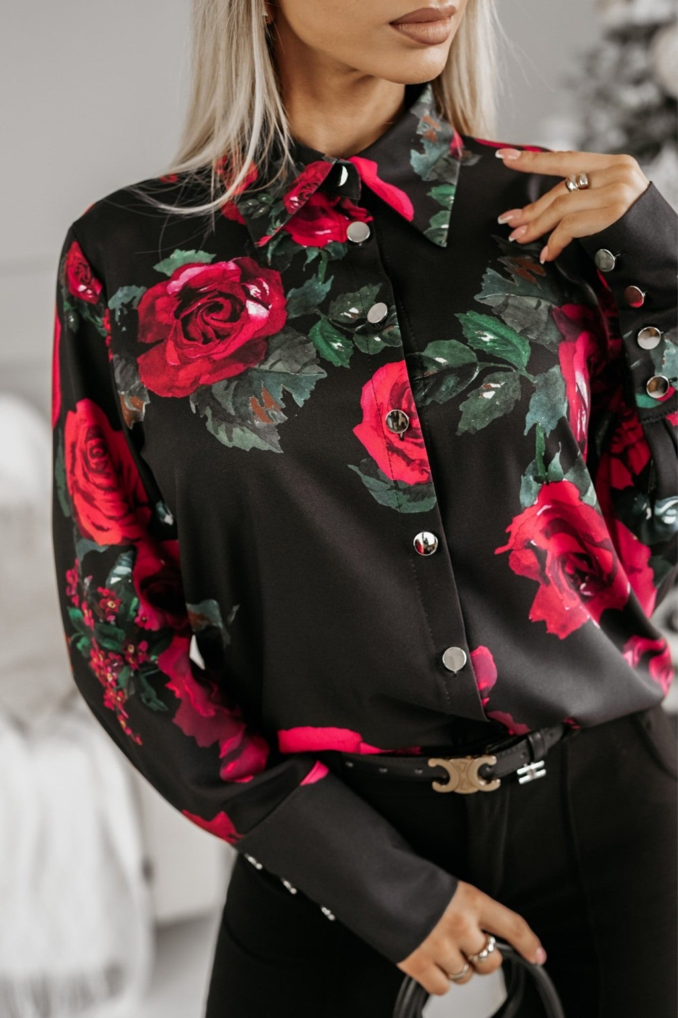 Camicia elegante nera a fantasia rose rosse e foglie verdi con