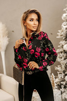 Camicia elegante nera Moda-Mania con fantasia di rose rosse e foglie verdi, bottoni dorati, tessuto raffinato.