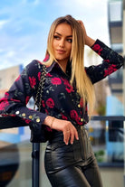 Camicia elegante nera Moda-Mania con fantasia di rose rosse, foglie verdi e bottoni dorati, tessuto leggero e dettagli raffinati