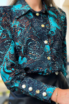Camicia elegante nera Moda-Mania con fantasia damascata turchese e bottoni dorati, tessuto misto, dettaglio raffinato.