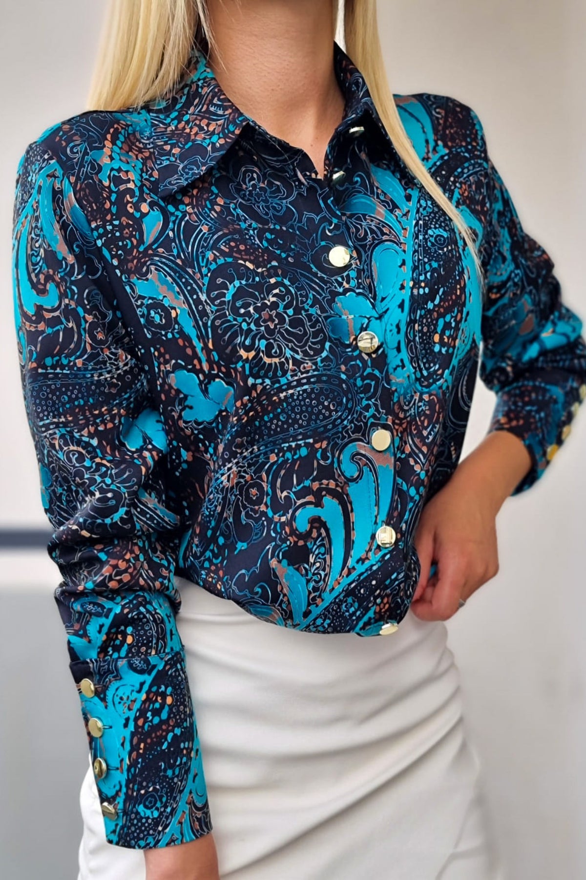 Camicia elegante nera Moda-Mania con fantasia damascata turchese e bottoni dorati, tessuto a manica lunga con collo classico.