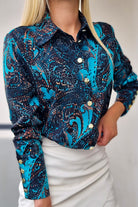 Camicia elegante nera Moda-Mania con fantasia damascata turchese e bottoni dorati, tessuto a manica lunga con collo classico.