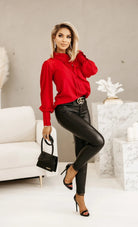 Camicia elegante rossa Moda-Mania con colletto asimmetrico, volant e bottoni gioiello, dettaglio frontale.