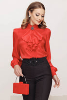 Camicia elegante rossa Fofy a collo alto, accessoriata con jabout e spilla, dettaglio di stile e raffinatezza.