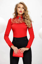 Camicia elegante rossa Fofy con rouches e tulle lavorato sul décolleté, tessuto raffinato e dettagli femminili.