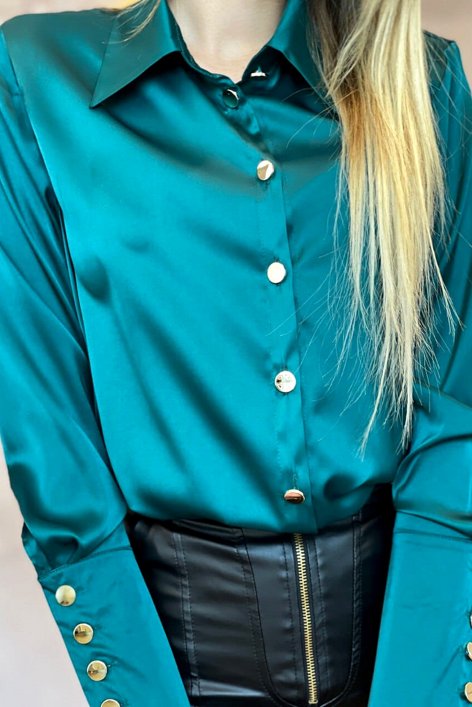 Camicia elegante satinata verde smeraldo con polsini alti e bottoni dorati