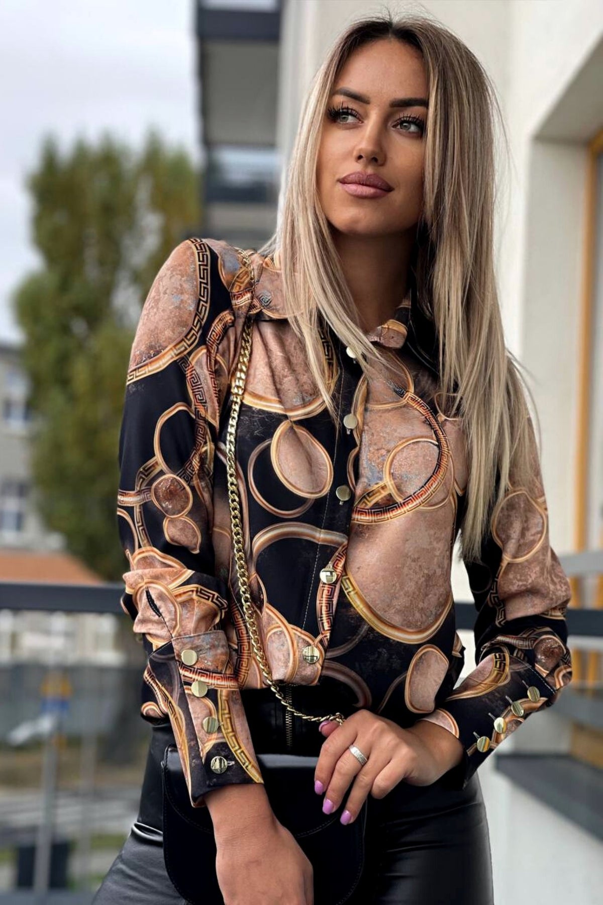 Camicia elegante Moda-Mania beige e nero con stampa a cerchi e motivo fashion, tessuto leggero e dettagli raffinati.