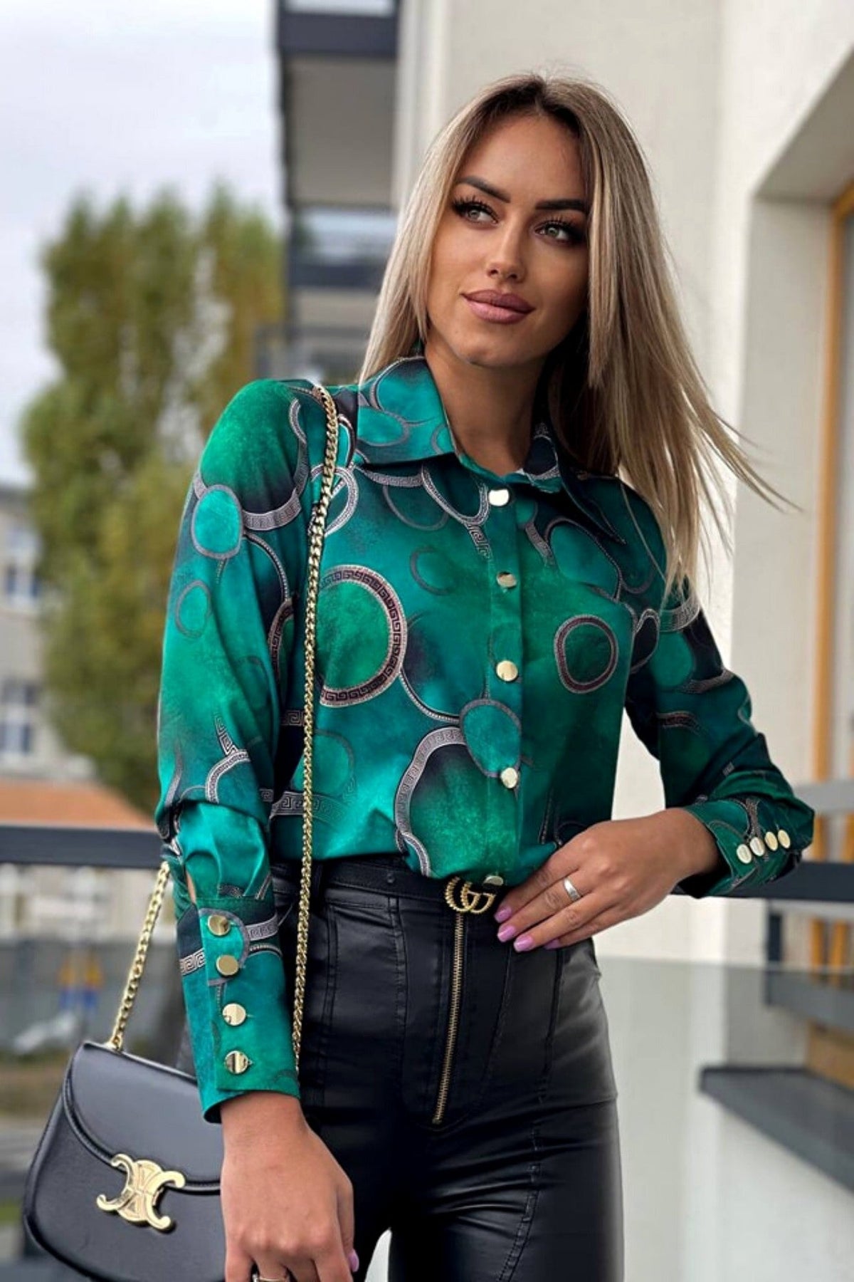 Camicia elegante Moda-Mania verde con stampa a cerchi e motivo fashion, tessuto leggero e dettagli sofisticati.