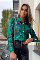 Camicia elegante Moda-Mania verde con stampa a cerchi e motivo fashion, tessuto leggero e dettagli sofisticati.