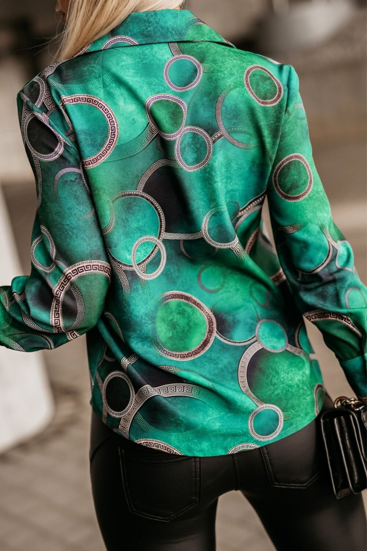 Camicia elegante verde con stampa a cerchi e motivo fashion, marca Moda-Mania, dettaglio di tessuto e design moderno.