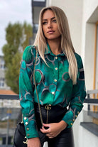 Camicia elegante verde con stampa cerchi e motivo fashion, brand Moda-Mania, tessuto leggero e stile moderno.