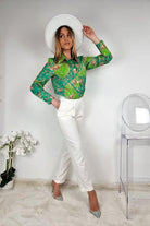 Camicia elegante Moda-Mania turchese e verde chiaro a fantasia damascata con bottoni dorati, dettaglio di stile raffinato.